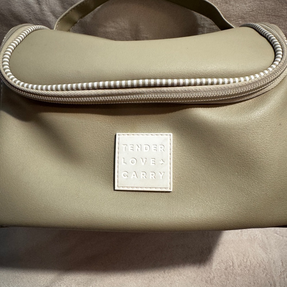 Tender Love + Carry Makeup Bag - Picture 2 of 16